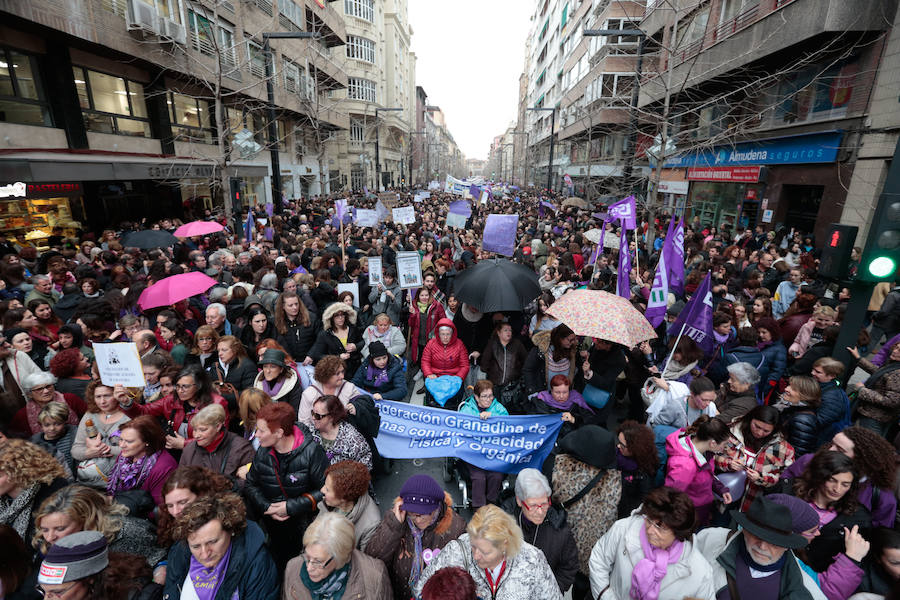 La multitudinaria manifestación del 8M en Granada dejó preciosas imágenes para el recuerdo a partir de las seis de la tarde. 