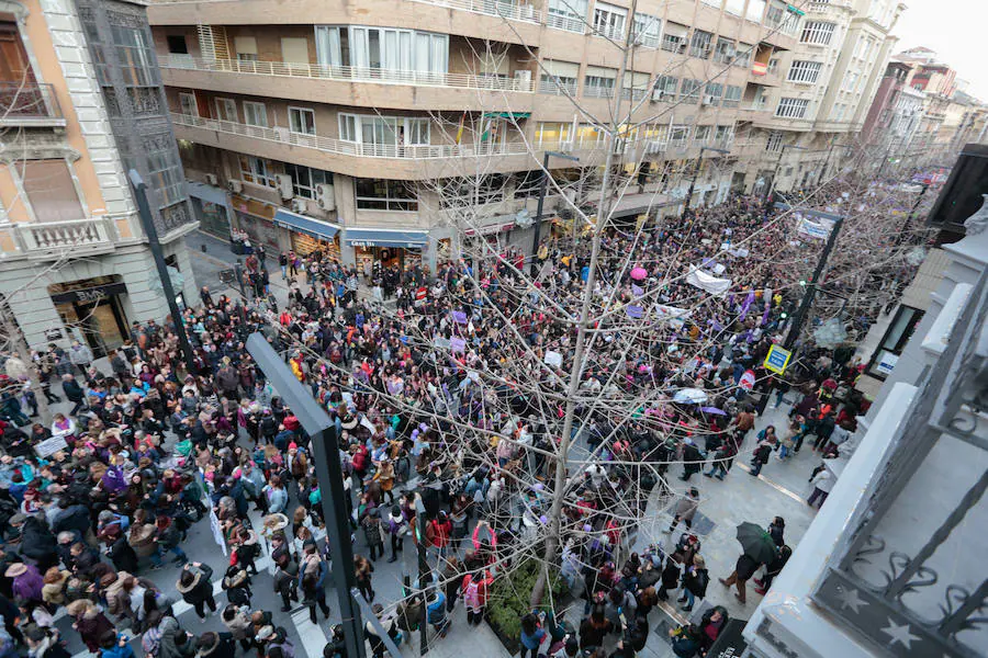 La multitudinaria manifestación del 8M en Granada dejó preciosas imágenes para el recuerdo a partir de las seis de la tarde. 