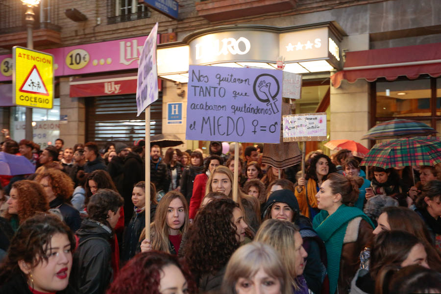 La multitudinaria manifestación del 8M en Granada dejó preciosas imágenes para el recuerdo a partir de las seis de la tarde. 