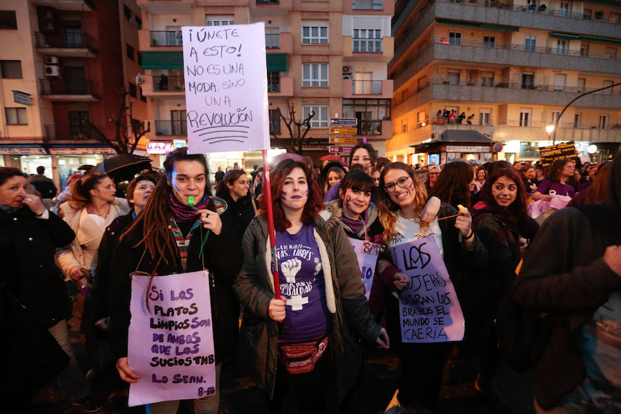 La multitudinaria manifestación del 8M en Granada dejó preciosas imágenes para el recuerdo a partir de las seis de la tarde. 