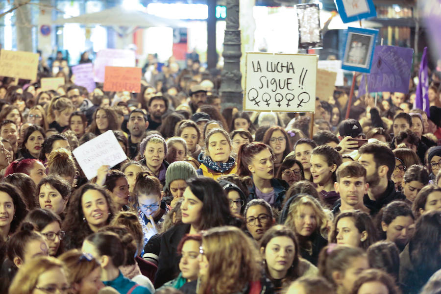 La multitudinaria manifestación del 8M en Granada dejó preciosas imágenes para el recuerdo a partir de las seis de la tarde. 