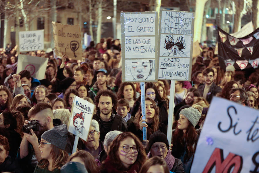 La multitudinaria manifestación del 8M en Granada dejó preciosas imágenes para el recuerdo a partir de las seis de la tarde. 