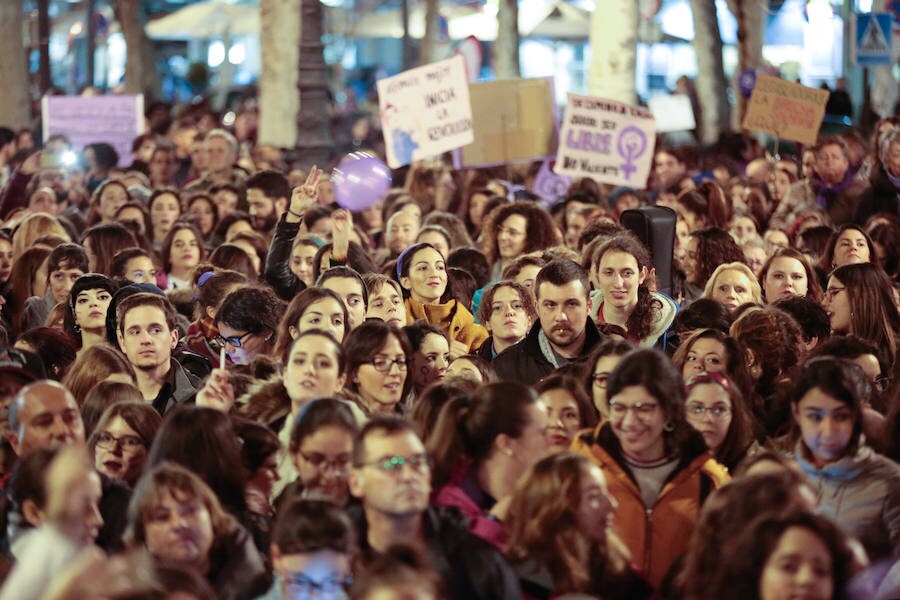 La multitudinaria manifestación del 8M en Granada dejó preciosas imágenes para el recuerdo a partir de las seis de la tarde. 