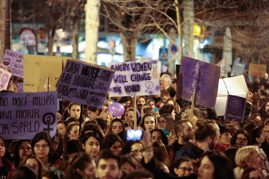 La multitudinaria manifestación del 8M en Granada dejó preciosas imágenes para el recuerdo a partir de las seis de la tarde. 