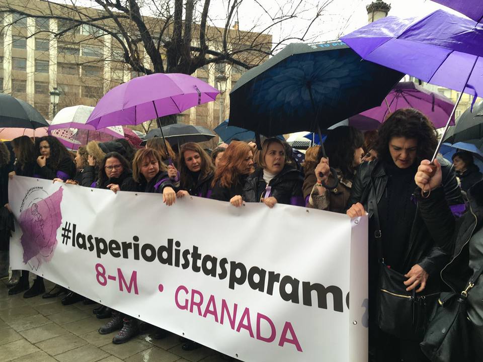 Las periodistas granadinas leyeron un comunicado y potagonizaron una concentración.