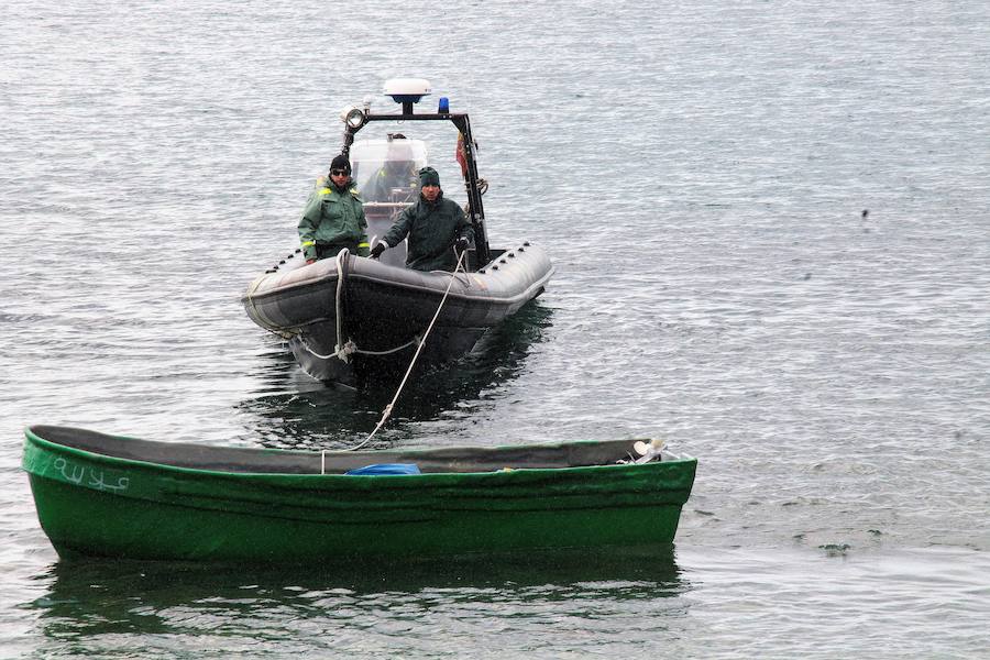 Se quitaron la ropa mojada y algunos salvavidas y salieron corriendo en distintas direcciones