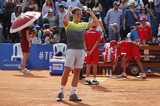 Roberto Carballés celebra su triunfo en Quito.