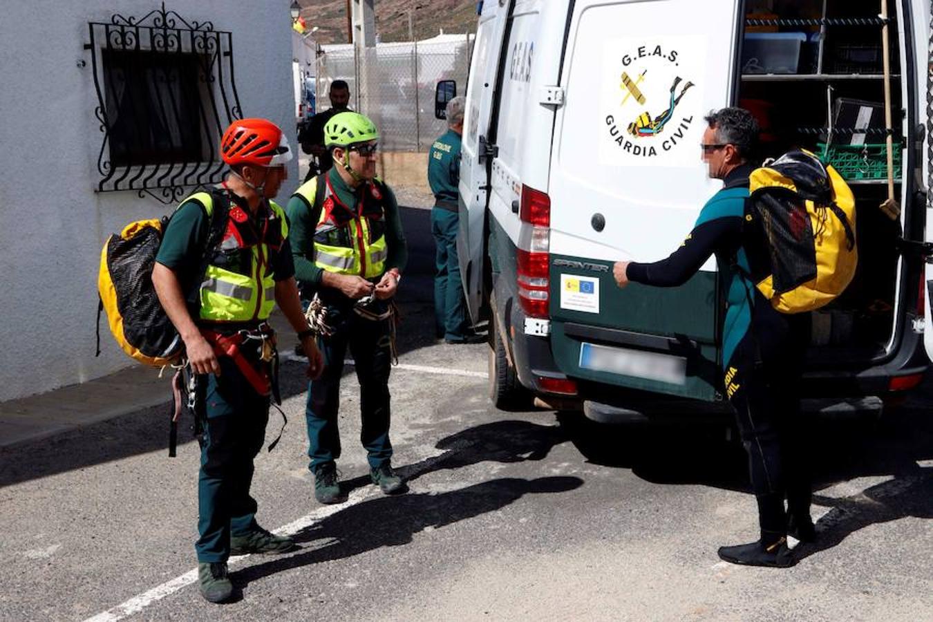 Una jornada más sobre las 7.30 horas el puesto de mando avanzado ha reanudado las labores de rastreo con la participación de 142 profesionales y especialistas de emergencias intensifican la búsqueda en el radio más cercano al punto donde fue visto por última vez el menor