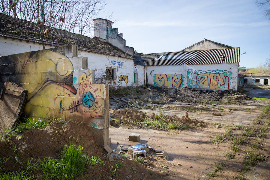 En los próximos días comenzará el desmantelamiento de los pabellones que aún siguen en pie en el acuartelamiento de Santa Bárbara, conocido popularmente en Granada como los Mondragones. IDEAL recorrió las instalaciones, en ruina desde hace unos años, con dos militares que se instruyeron y vivieron allí. Así fue nuestro paseo.