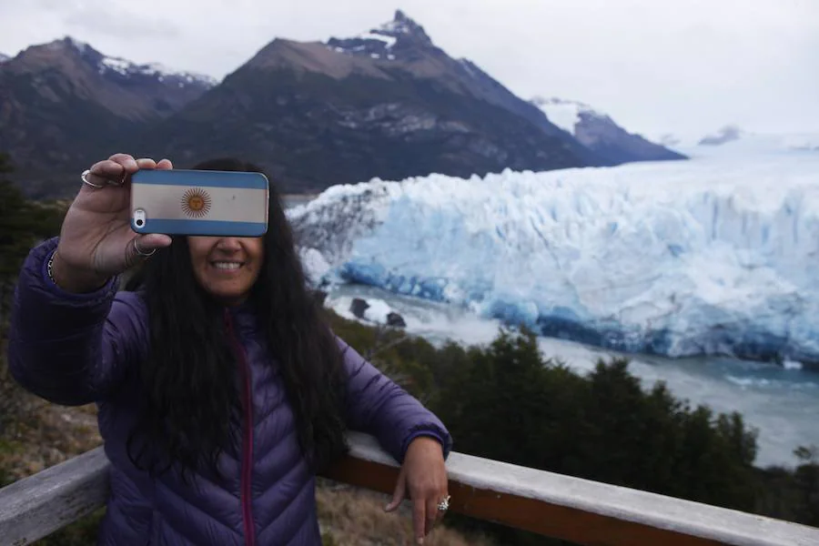 El popular glaciar Perito Moreno, ubicado en el Parque Nacional Los Glaciares, al sur de Argentina, comenzó a desprenderse la mañana de este sábado, informó la Administración General de Parques Nacionales del país sudamericano