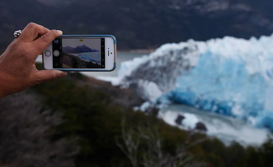 El popular glaciar Perito Moreno, ubicado en el Parque Nacional Los Glaciares, al sur de Argentina, comenzó a desprenderse la mañana de este sábado, informó la Administración General de Parques Nacionales del país sudamericano