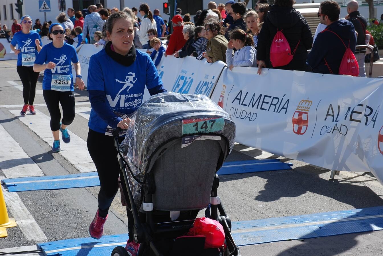 La VI Carrera de la Mujer congregó a más de 2.000 almerienses en las calles del centro