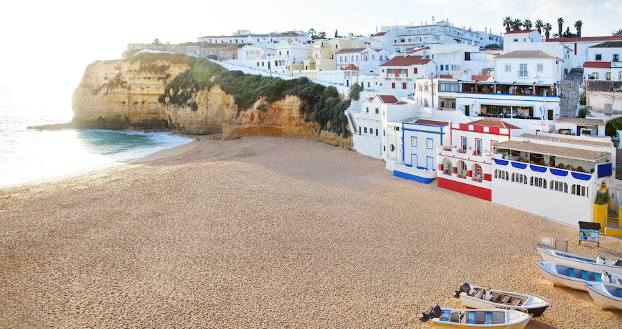 Una playa del Algarve, una probabilidad casi completa de que haya sol y un menú a precio razonable. Darse el "sí, quiero" en Portugal se está convirtiendo en la elección de cada vez más parejas de todo el mundo, que escogen el país luso para celebrar su boda