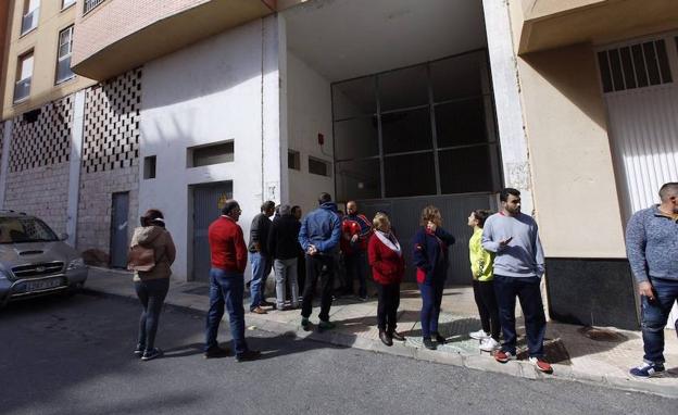 En Vícar, garaje donde han detenido a la pareja del padre del niño. 