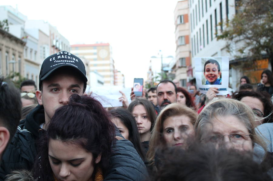 La Puerta de Purchena se volvió a abarrotar, en esta ocasión, para mostrar su dolor y pesar por la muerte de Gabriel Cruz