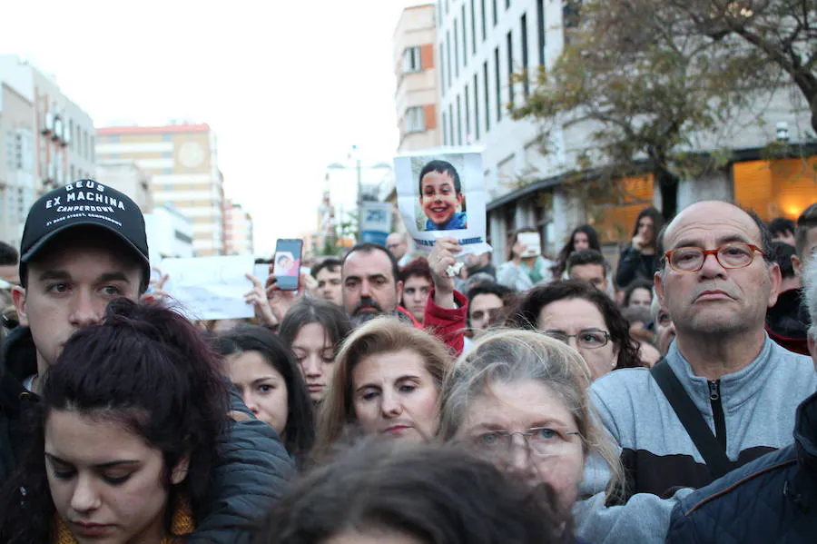 La Puerta de Purchena se volvió a abarrotar, en esta ocasión, para mostrar su dolor y pesar por la muerte de Gabriel Cruz