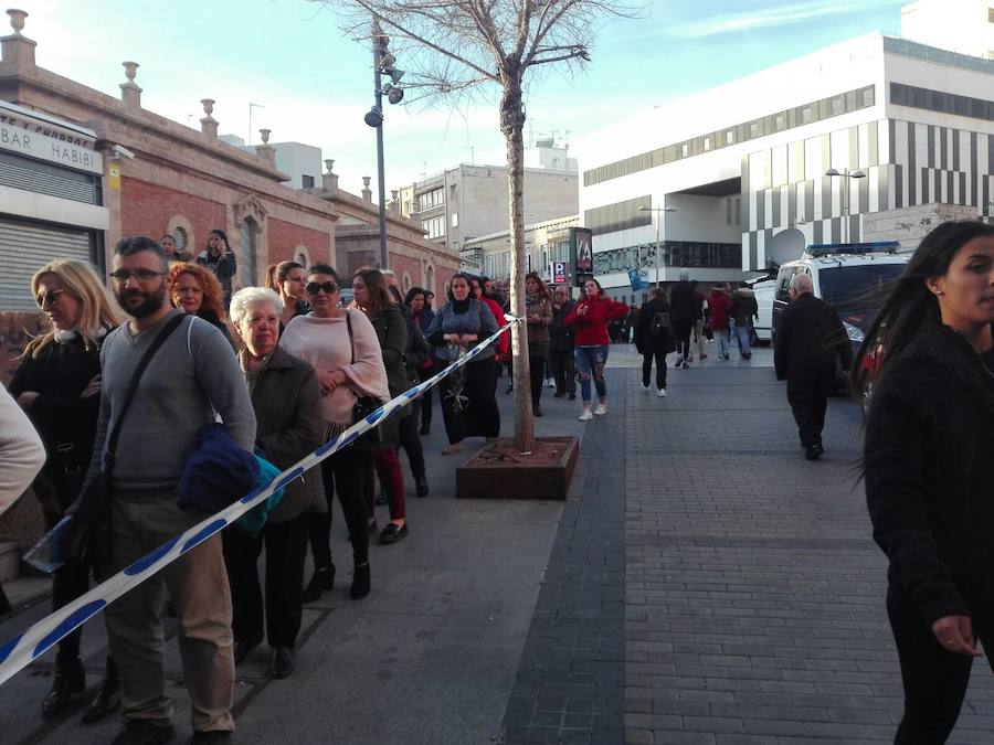 Miles de personas aguardan su turno para entrar a darle su último adiós