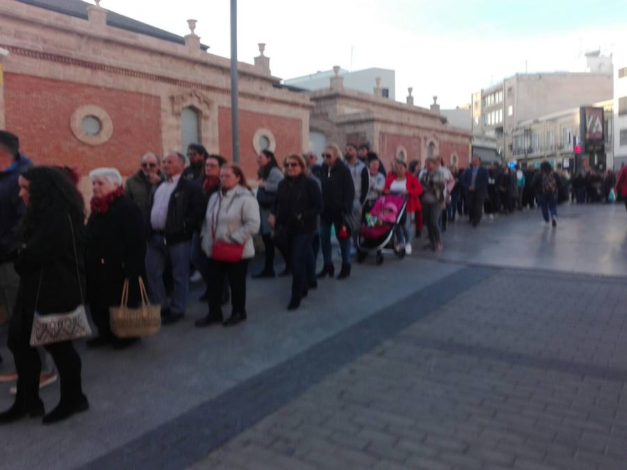 Miles de personas aguardan su turno para entrar a darle su último adiós