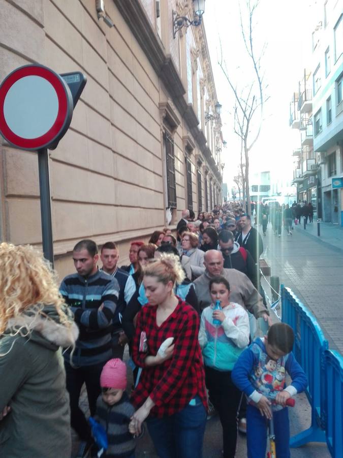 Miles de personas aguardan su turno para entrar a darle su último adiós