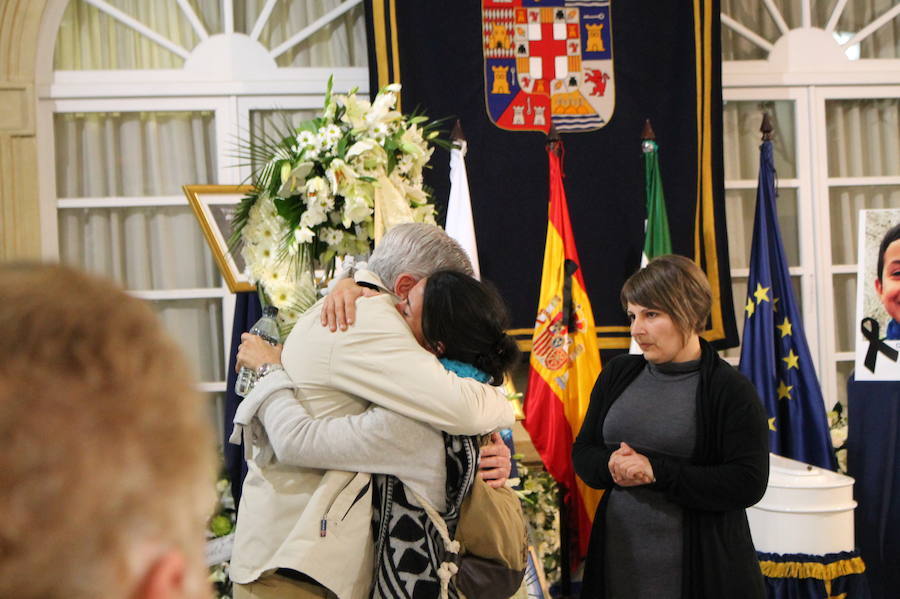 Centenares de personas se han acercado al Patio de Luces de la Diputación de Almería para mostrar su respeto y darle su último adiós al menor