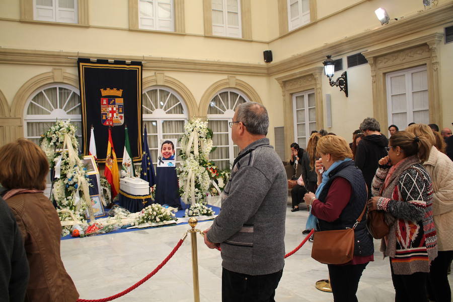 Centenares de personas se han acercado al Patio de Luces de la Diputación de Almería para mostrar su respeto y darle su último adiós al menor