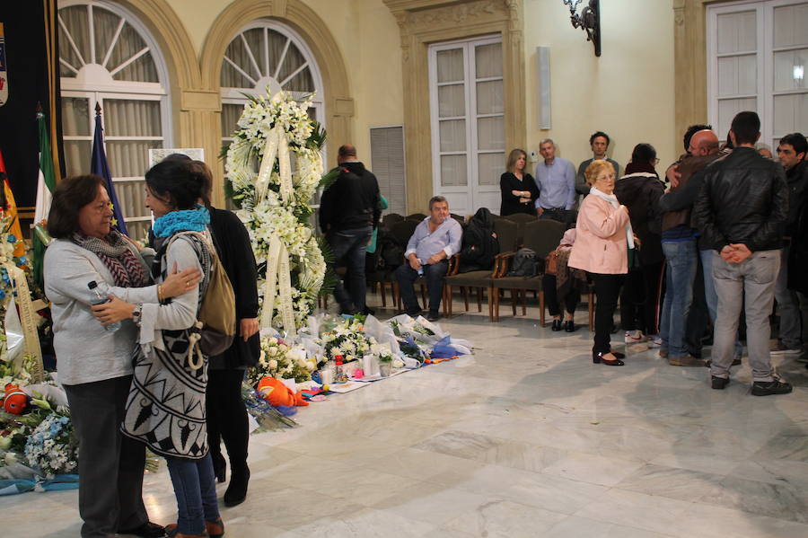 Centenares de personas se han acercado al Patio de Luces de la Diputación de Almería para mostrar su respeto y darle su último adiós al menor