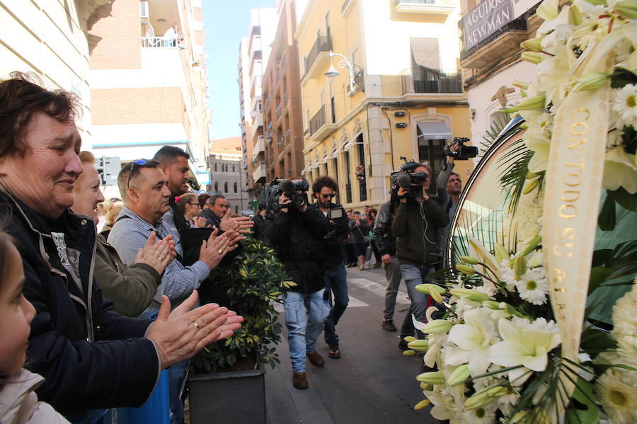 Centenares de personas se han acercado al Patio de Luces de la Diputación de Almería para mostrar su respeto y darle su último adiós al menor