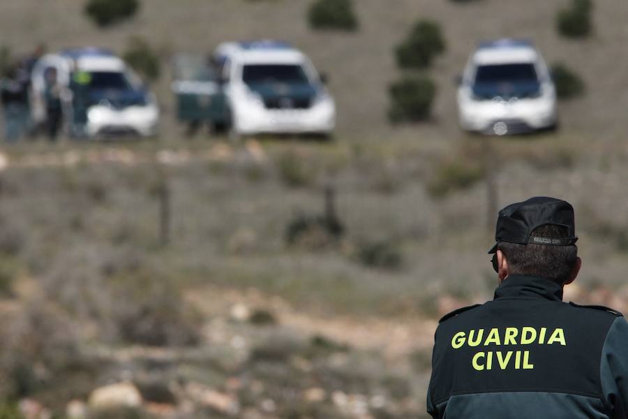 Agentes de la Guardia Civil han recorrido hoy la finca en la que supuestamente ocultó la detenida el cuerpo sin vida del pequeño Gabriel