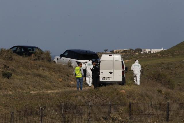 Agentes de la Guardia Civil han recorrido hoy la finca en la que supuestamente ocultó la detenida el cuerpo sin vida del pequeño Gabriel