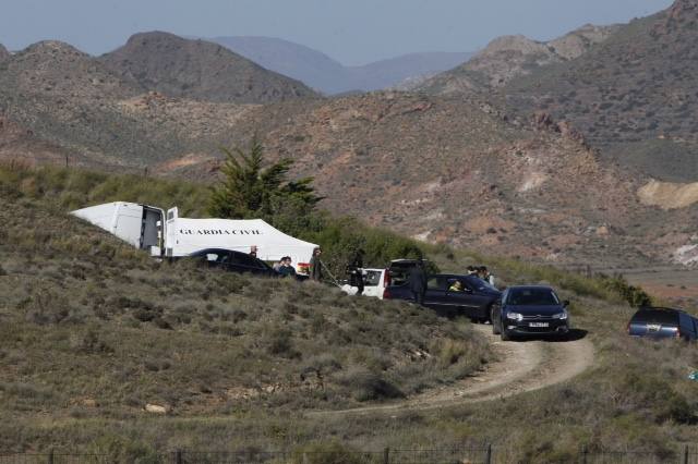 Agentes de la Guardia Civil han recorrido hoy la finca en la que supuestamente ocultó la detenida el cuerpo sin vida del pequeño Gabriel