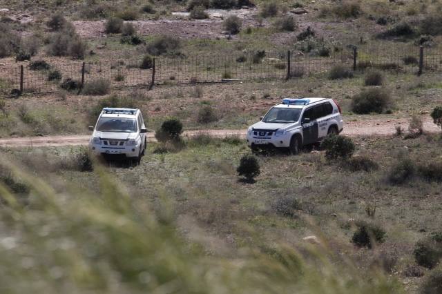 Agentes de la Guardia Civil han recorrido hoy la finca en la que supuestamente ocultó la detenida el cuerpo sin vida del pequeño Gabriel