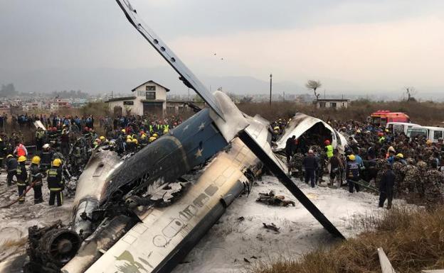 Al menos 50 muertos tras estrellarse un avión con 71 personas a bordo en el aeropuerto de Katmandú