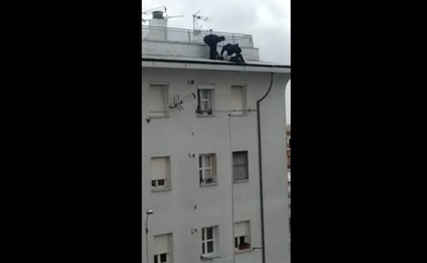 Dos policías evitan que una mujer se tire desde una azotea en Sevilla