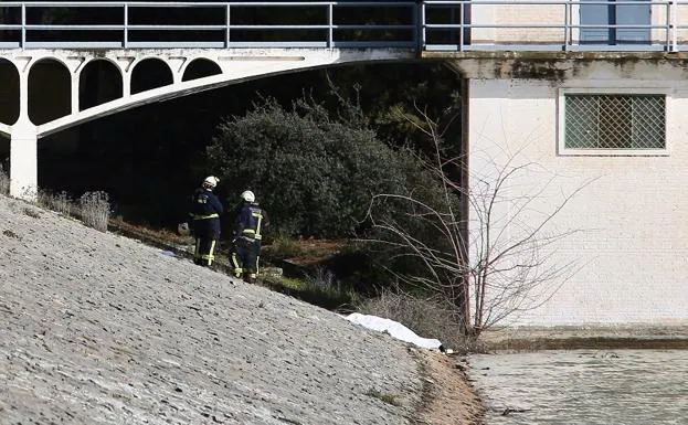 Aparece un cadáver flotando en el pantano de Cubillas