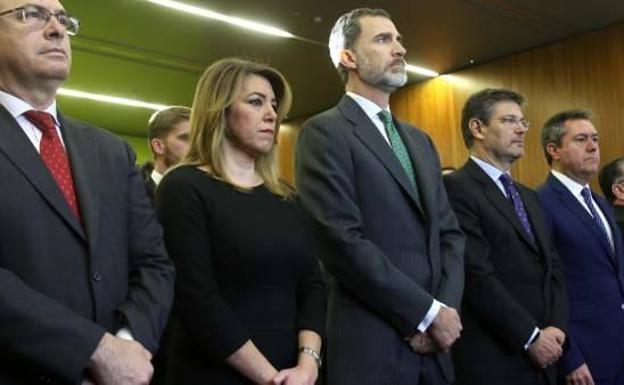 El rey Felipe VI, Susana Díaz y Rafael Catalá guardan un minuto de silencio por Gabriel.