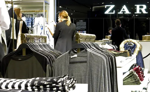 El codiciado bolso de Zara que puedes comprar y arrasó en la Semana de la Moda de París