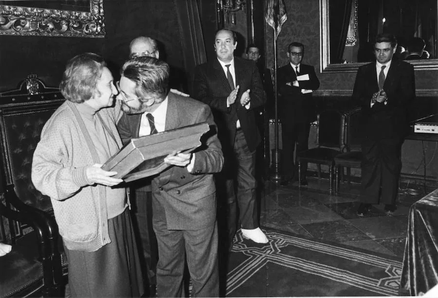 Elena Martín Vivaldi recibe en el Ayuntamiento de Granada el título de Hija Predilecta de la Ciudad de manos del alcalde Antonio Jara. 1988