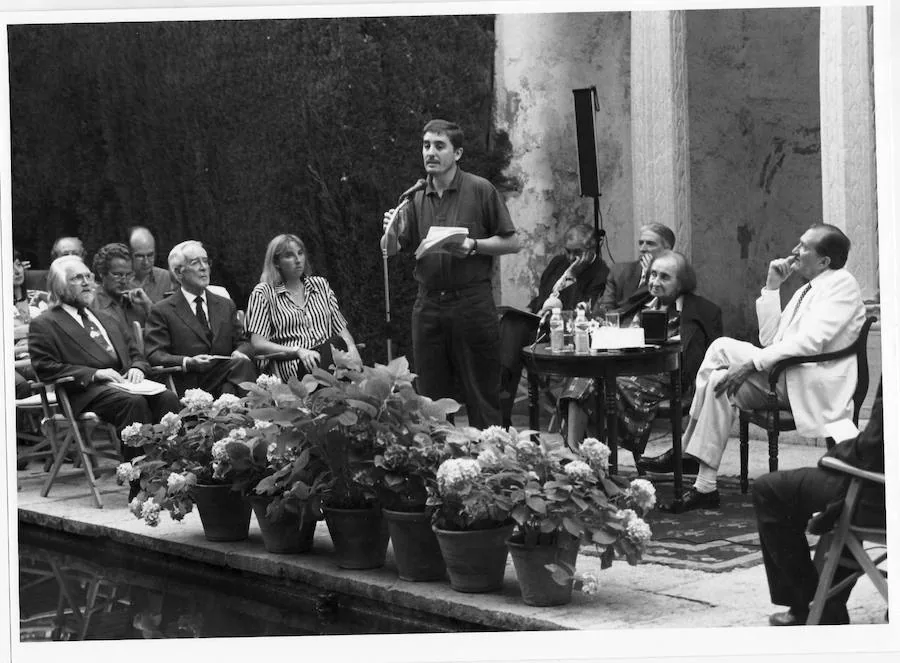 El poeta granadino Luis García Montero, se dirige a los asistentes a la entrega de la medalla de la Fundación Rodríguez Acosta a la poetisa granadina Elena Martín Vivaldi. 1994