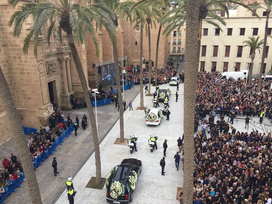 Miles de personas han acudido hasta la plaza de la Catedral 