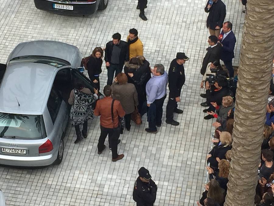 Miles de personas han acudido hasta la plaza de la Catedral 
