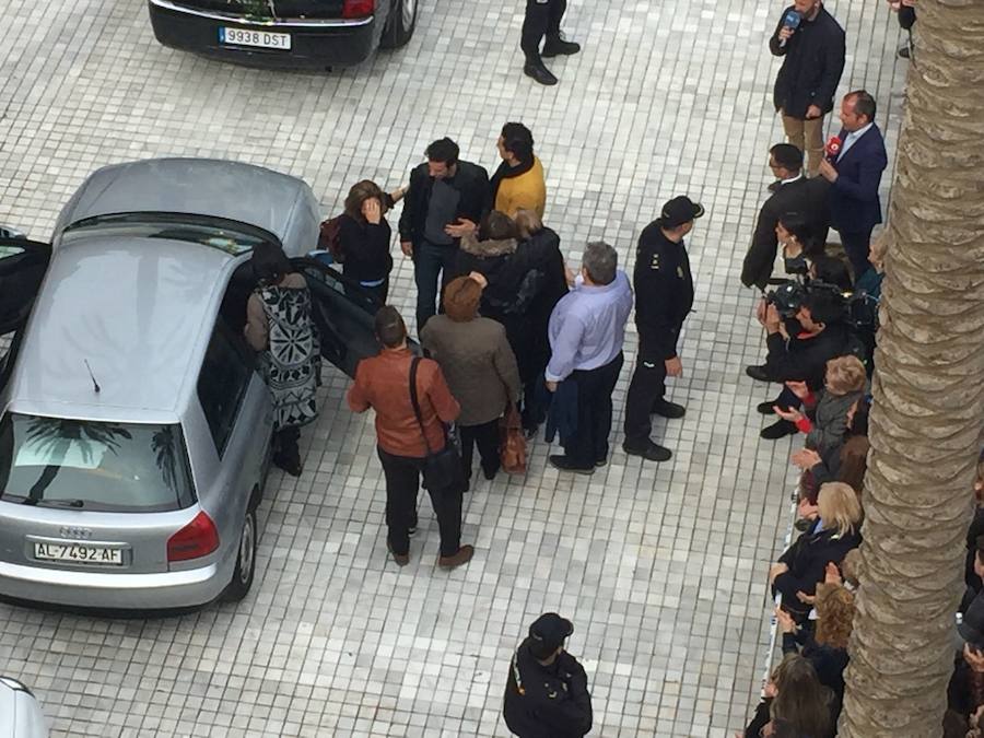 Miles de personas han acudido hasta la plaza de la Catedral 