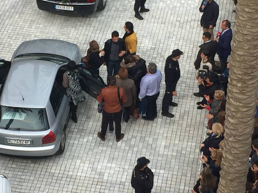 Miles de personas han acudido hasta la plaza de la Catedral 