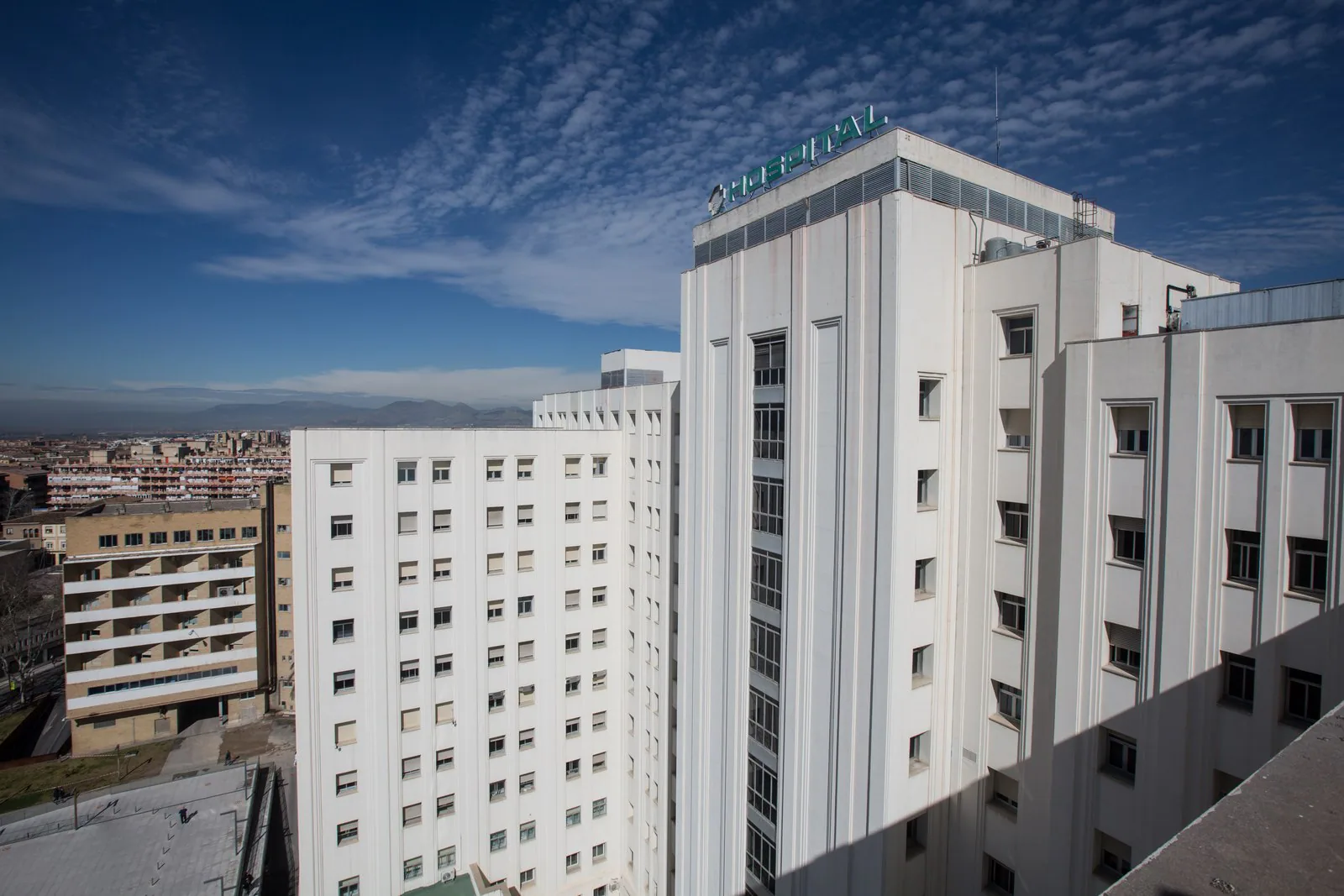 La azotea del hospital Virgen de las Nieves ofrece unas imponentes vistas de buena parte de la ciudad.
