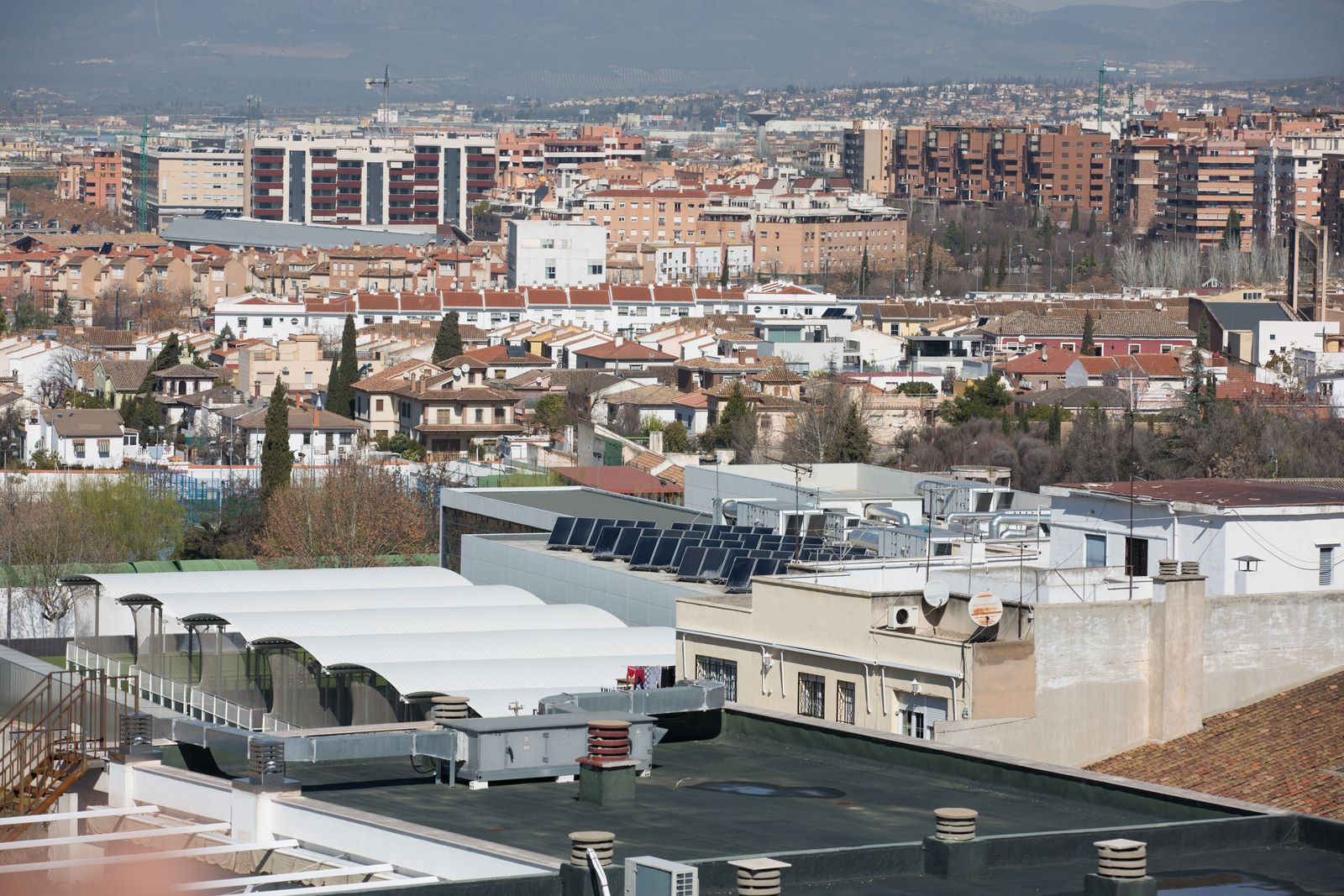 La azotea del hospital Virgen de las Nieves ofrece unas imponentes vistas de buena parte de la ciudad.