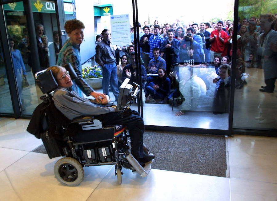 Saluda a los que se quedaron fuera en el auditorio de la Caja Rural