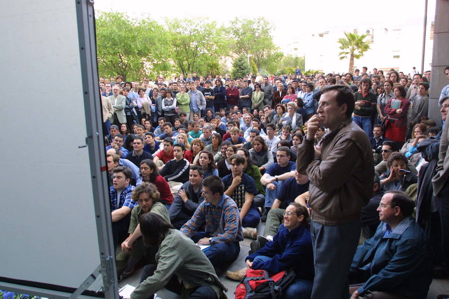 Pantalla a las puertas del auditorio de La Rural