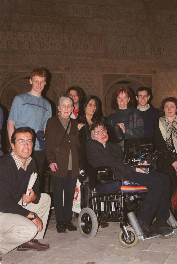 El científico Stephen Hawking, con su familia e investigadores del CSIC, en la torre de Comares de la Alhambra. 