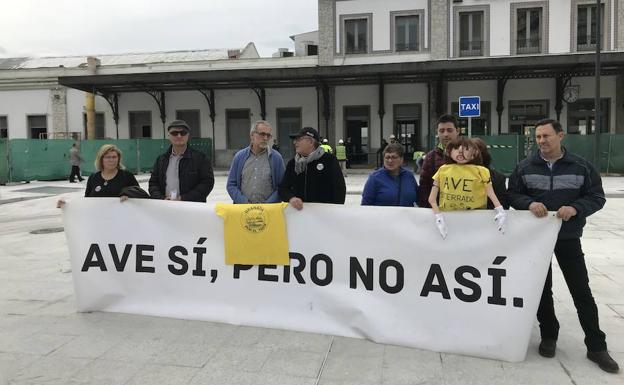 Vecinos 'entregan' a un guiñol de Ana Pastor el 'Caballo de Atila' por los "destrozos" ferroviarios en Granada