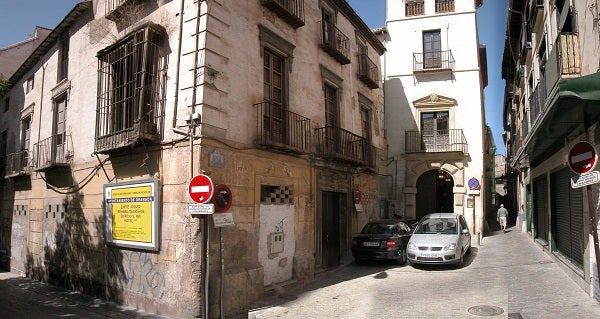 El emblemático edificio del Café del gato, en la calle San Matías, se somete ya a rehabilitación para volver a darle uso.