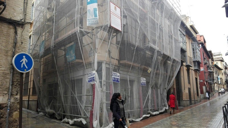 El emblemático edificio del Café del gato, en la calle San Matías, se somete ya a rehabilitación para volver a darle uso.